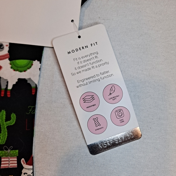 elite Med Performance Scrub Top Womens Microflex Christmas Llama Cactus - Picture 4 of 14